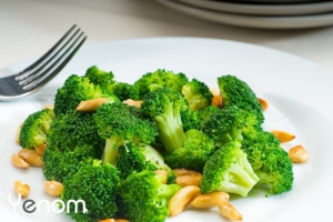 Broccoli met knoflook, aardappelen en karbonade