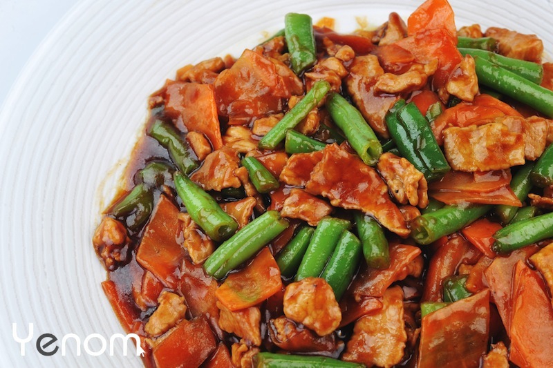 Chinees varkensvlees met sperziebonen en rijst
