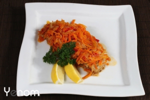 Gebakken vis met worteltjes en aardappelpuree