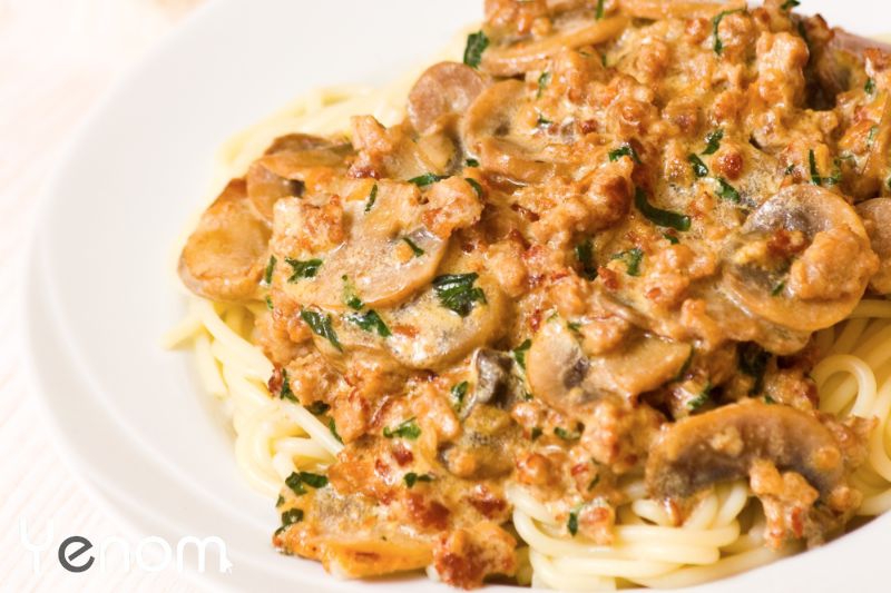 Spaghetti met gehakt, champignons en bruine saus